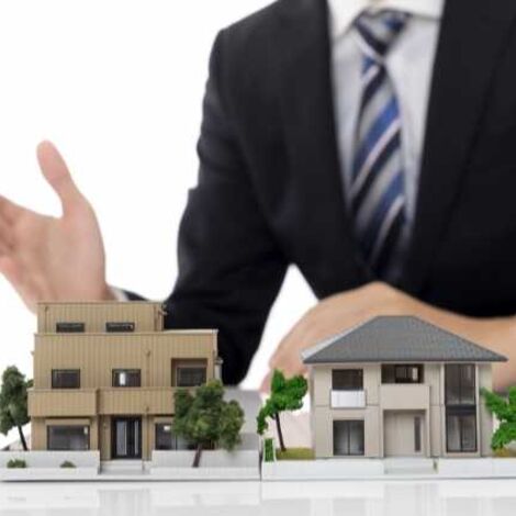 01-realestate-agent-explaining-reason